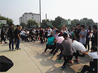 拔河比赛同学们欢呼呐喊