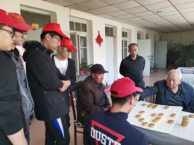 志愿者与老人下象棋1