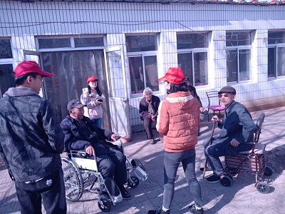 志愿者陪老人们聊天