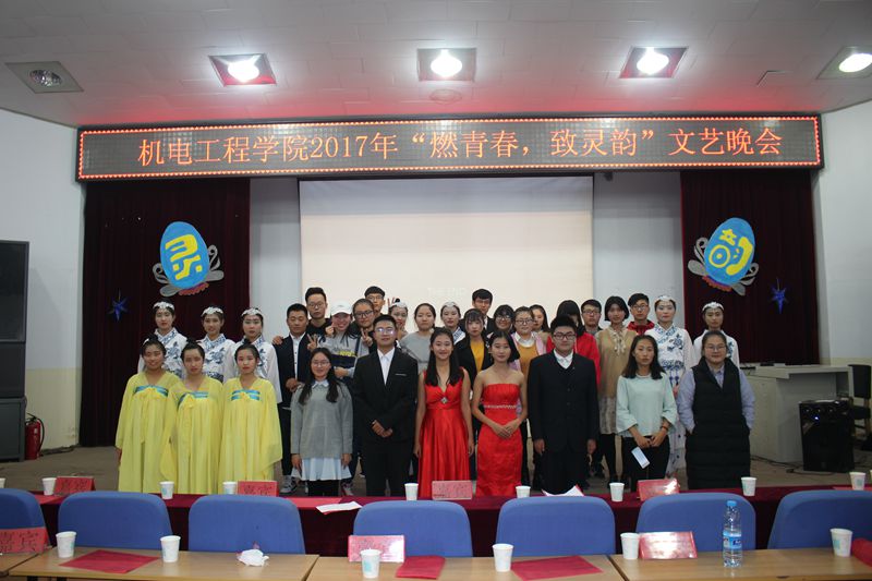 灵韵文艺公演合影留念