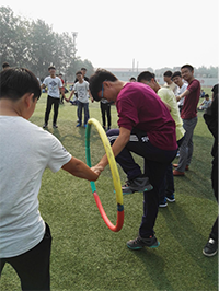 呼啦圈过山车比赛进行火热